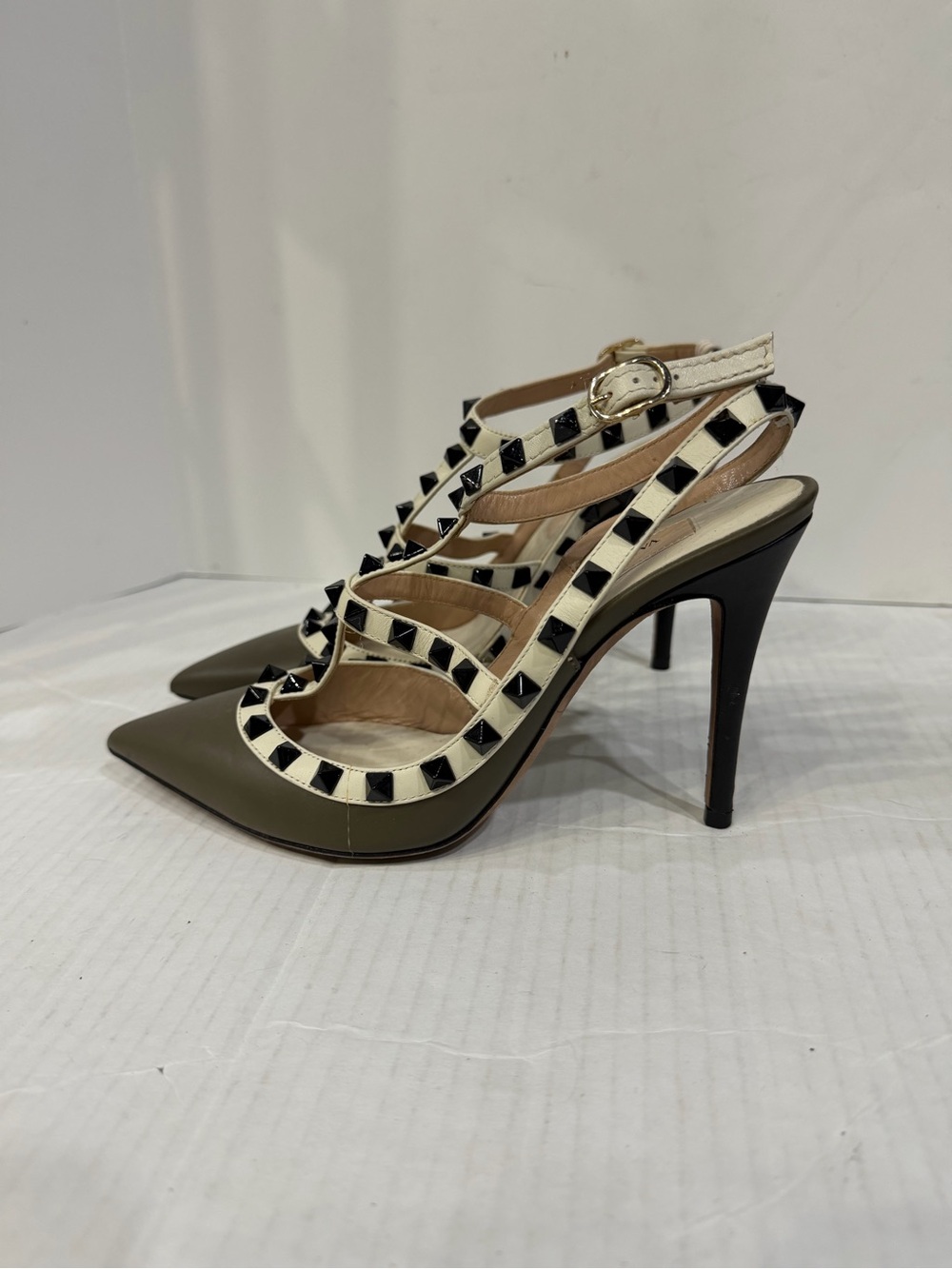Valentino Garavani Olive Pointed-Toe T-Strap Rockstud Flats with Ivory Trim 6.5 - Picture 2 of 8
